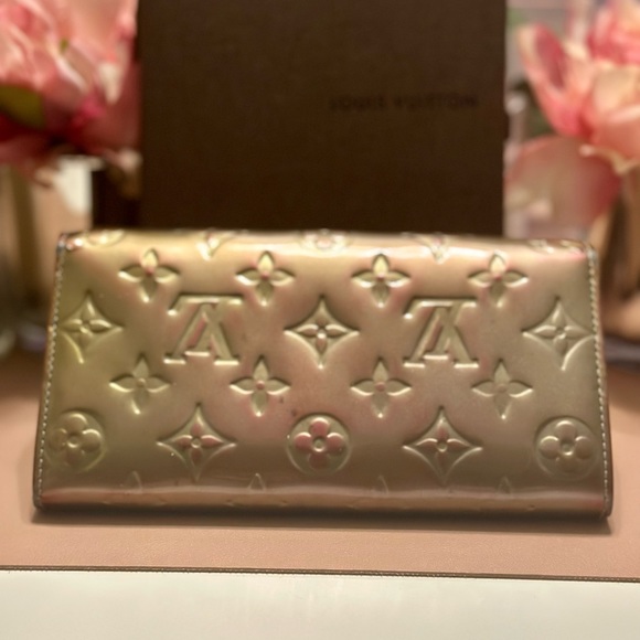 ❤️‍🔥Gorgeous Unique Louis Vuitton Gris Art DecoMonogram Vernis Sarah Wallet❤️‍ - Picture 8 of 13
